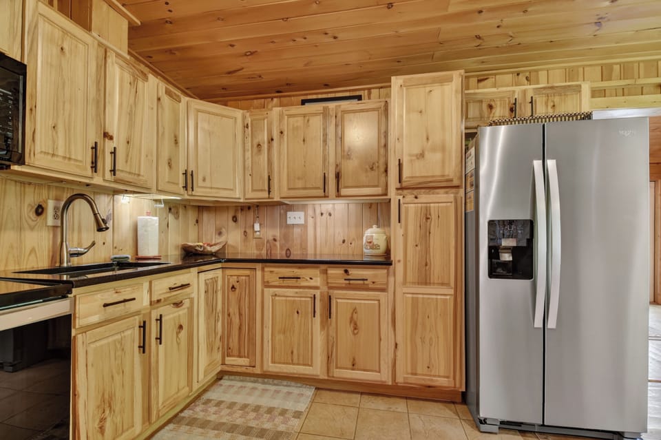 From home-cooked meals to wine nights with loved ones, this amazing cabin rental was designed for memorable moments together in a peaceful mountain setting