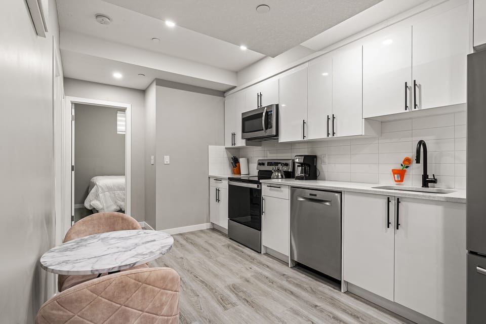 Basic House | Private kitchen | Microwave, stovetop, coffee/tea maker, electric kettle