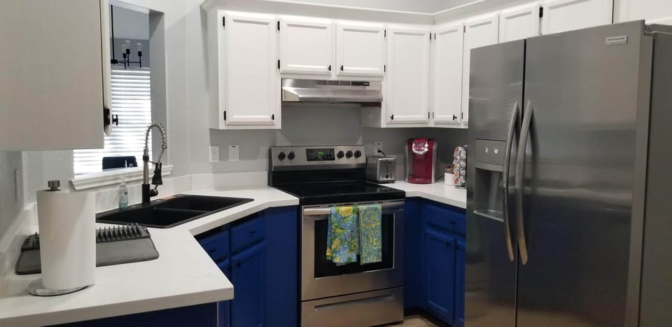 Full kitchen with Keurig coffee machine