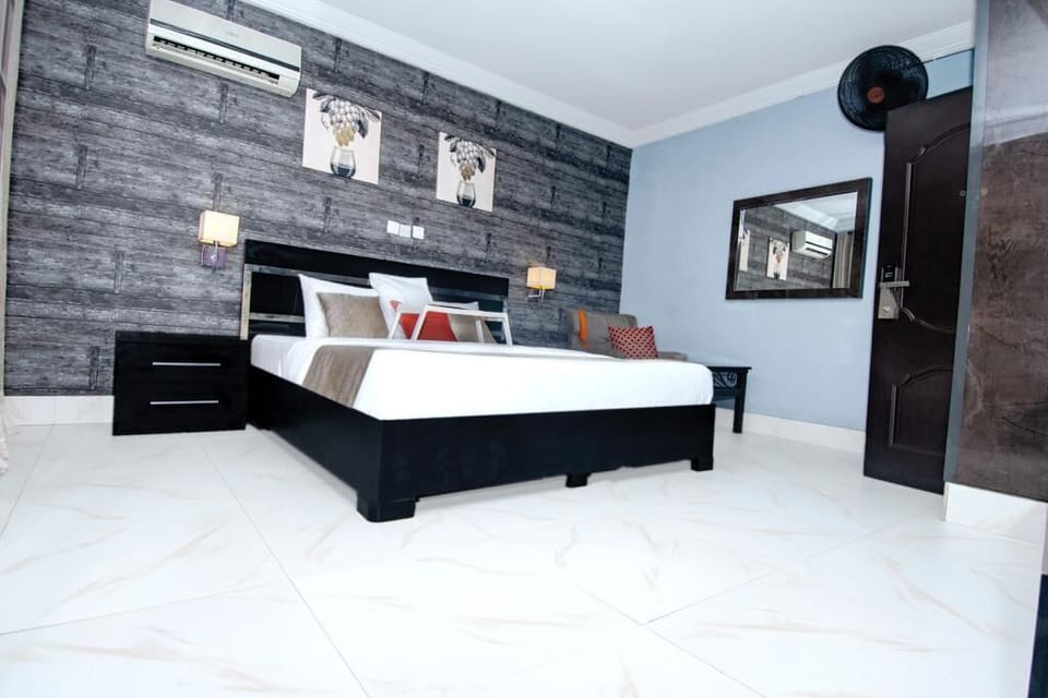 Luxury Suite | In-room safe, individually decorated, individually furnished, desk