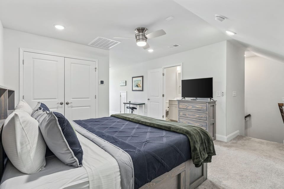 Custom solid wood king size bed, smart TV, games and ensuite bathroom. 