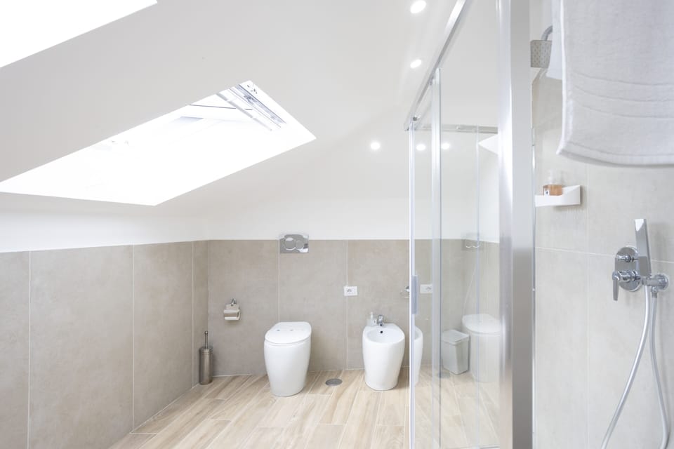 Standard Room | Bathroom | Shower, rainfall showerhead, hair dryer, bidet