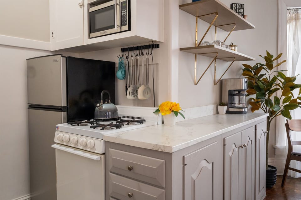 Coffee maker, wine glasses