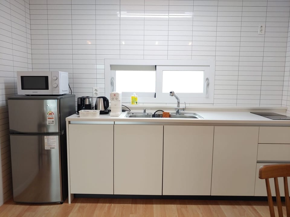 15PY Suite | Private kitchen | Fridge, microwave, electric kettle, toaster
