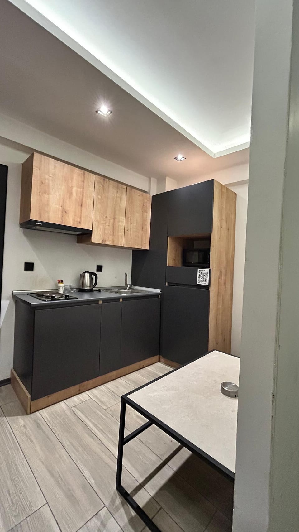Deluxe Double Room | Private kitchen | Shared fridge, microwave, stovetop, electric kettle