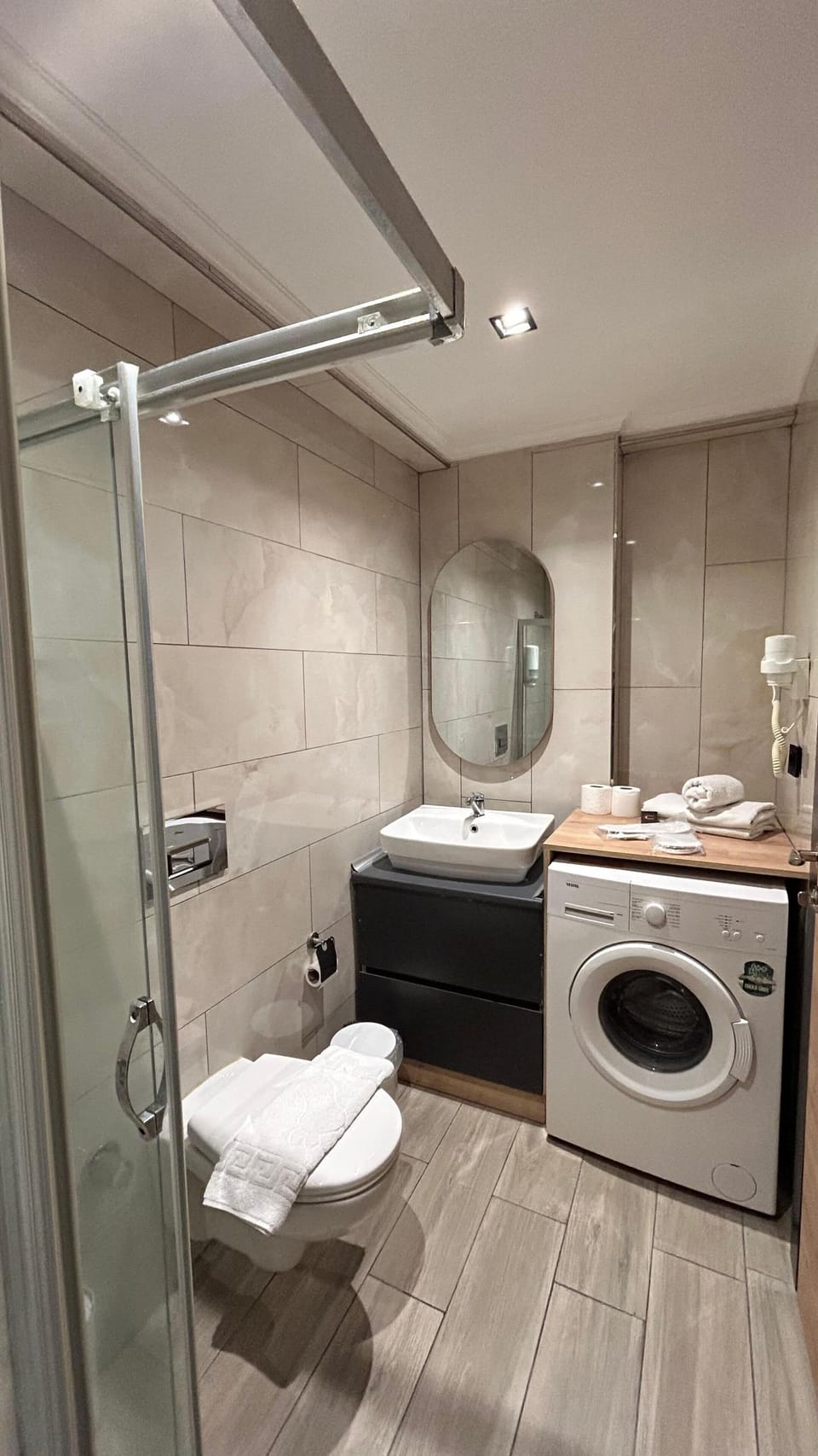 Deluxe Double Room | Bathroom | Shower, rainfall showerhead, free toiletries, towels