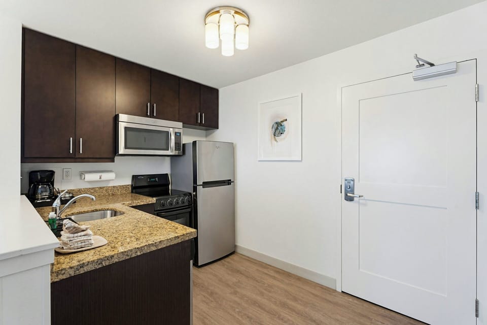Fridge, microwave, stovetop, dishwasher