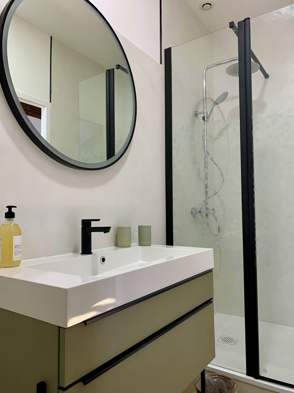 Luxury Room, 1 Queen Bed, Non Smoking, Garden View | Bathroom | Shower, hair dryer, towels, soap