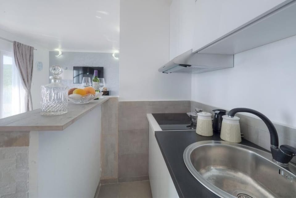 All the dishes and kitchen utensils are provided.