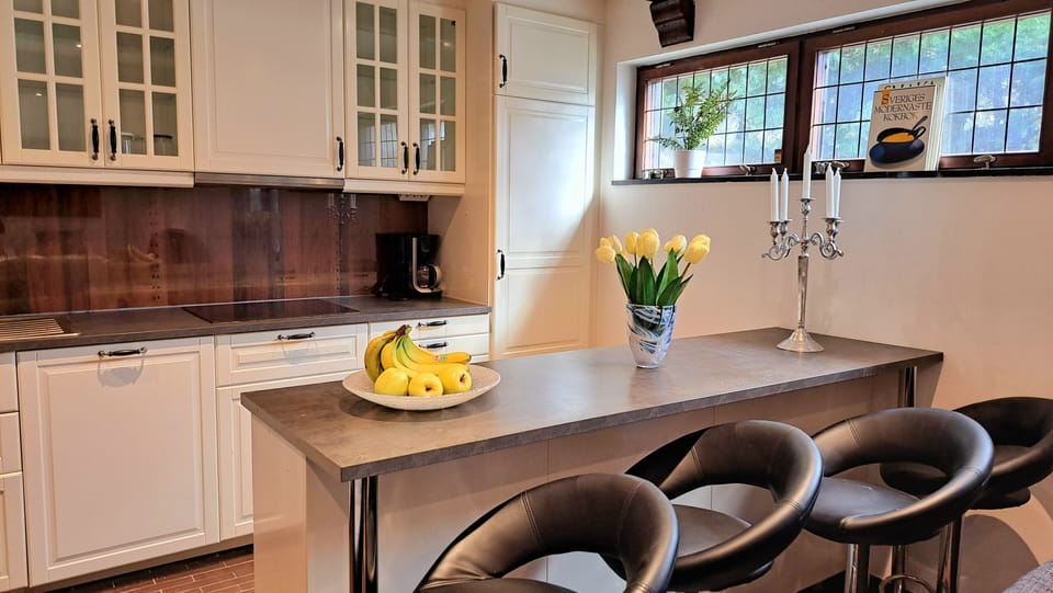 Exclusive Studio (Shared Bathroom) | Premium bedding, individually decorated, individually furnished
