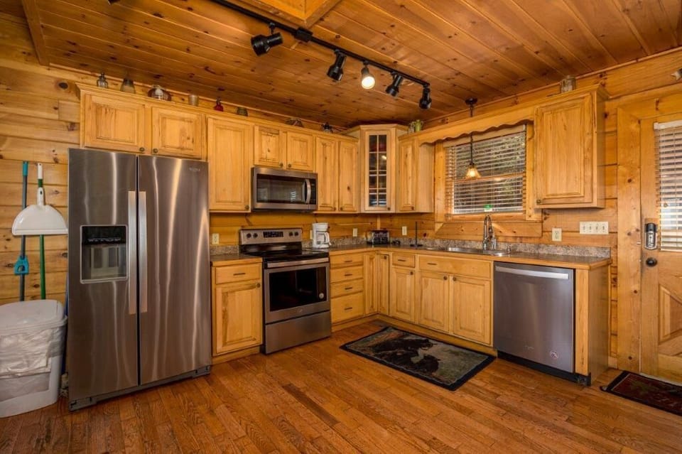 Cabin, Multiple Beds, Hot Tub, Mountain View | Private kitchen | Fridge, microwave, oven, stovetop