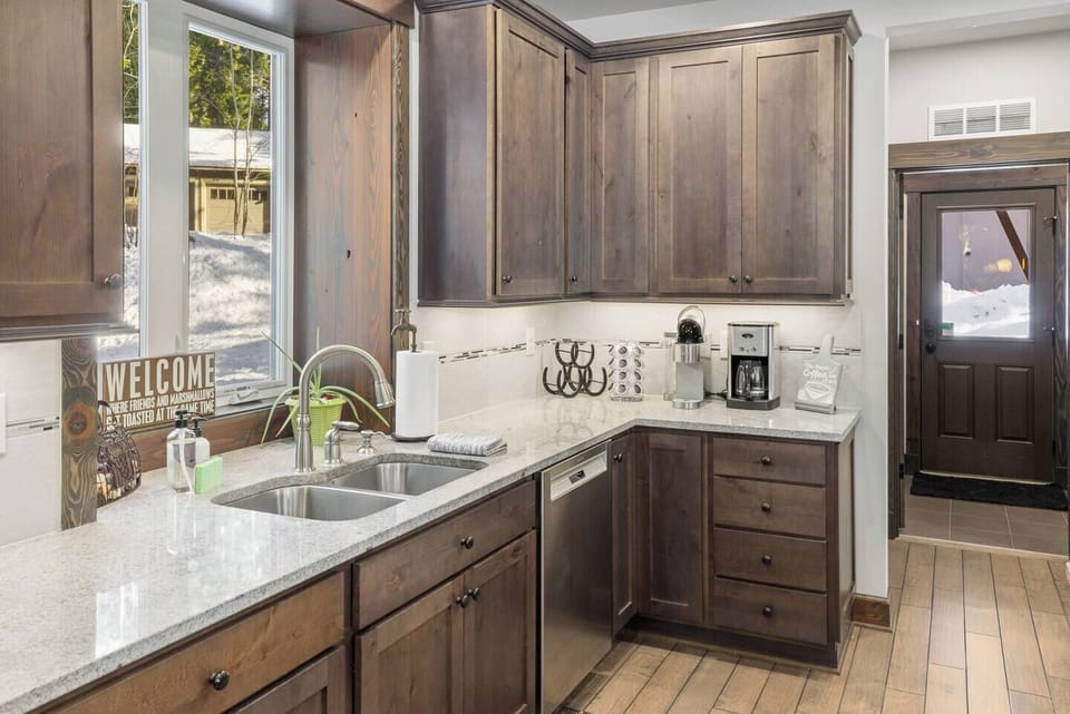 Keurig and Drip Coffee bar - Complimentary selection of coffee, tea and creamers provided