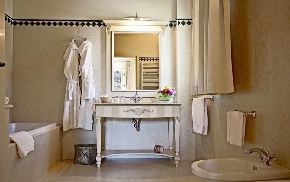 Junior Suite | Bathroom | Free toiletries, hair dryer, bathrobes, slippers