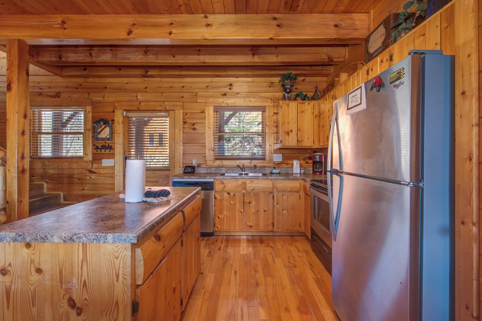 Cabin, Multiple Beds, Hot Tub, Mountain View | Private kitchen | Fridge, microwave, oven, stovetop