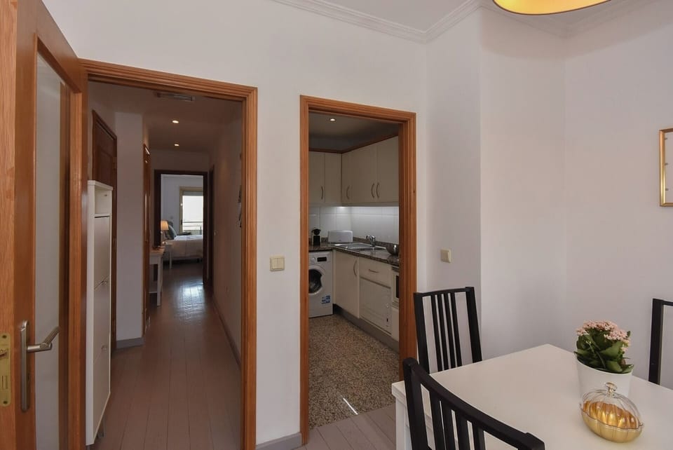 Entrance/kitchen