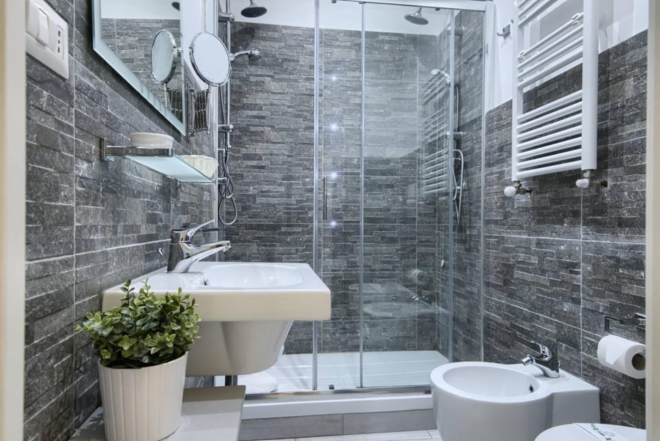 Shower, rainfall showerhead, free toiletries, hair dryer