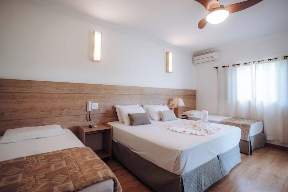Suíte luxo quadruplo | Minibar, desk, free cribs/infant beds, free WiFi