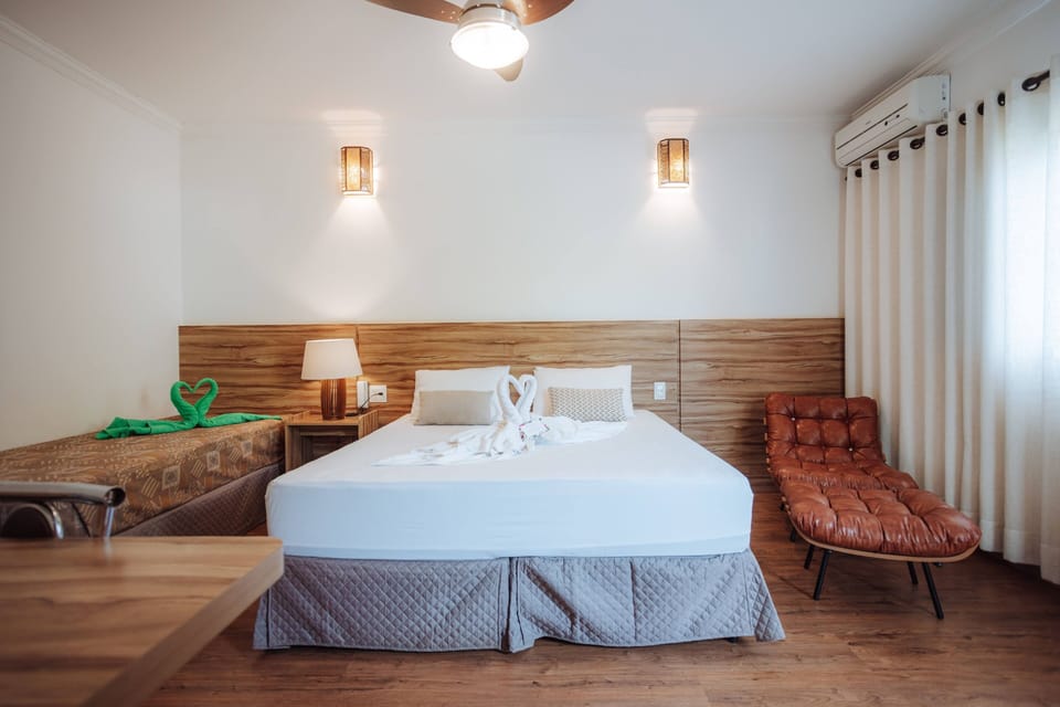 Suíte Luxo triplo | Minibar, desk, free cribs/infant beds, free WiFi