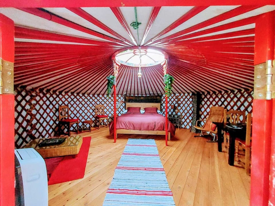 Exclusive Tent | WiFi (free), individually decorated, individually furnished, bed sheets