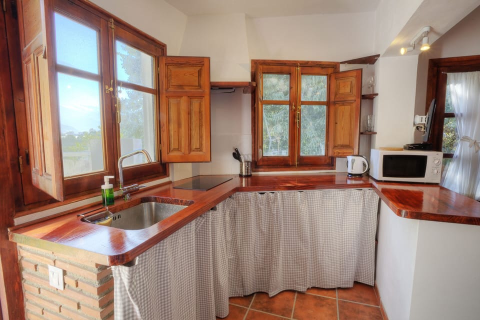 Junior Studio Suite | WiFi (free), individually decorated, individually furnished, bed sheets