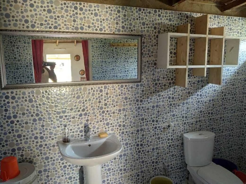 Comfort Cabin | Bathroom | Shower, rainfall showerhead, towels