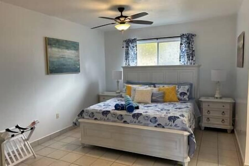Main bedroom with AC & en suite bathroom