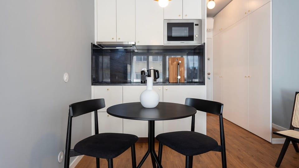 Seating area to enjoy your lovely homemade meals #practical #airbnbporto