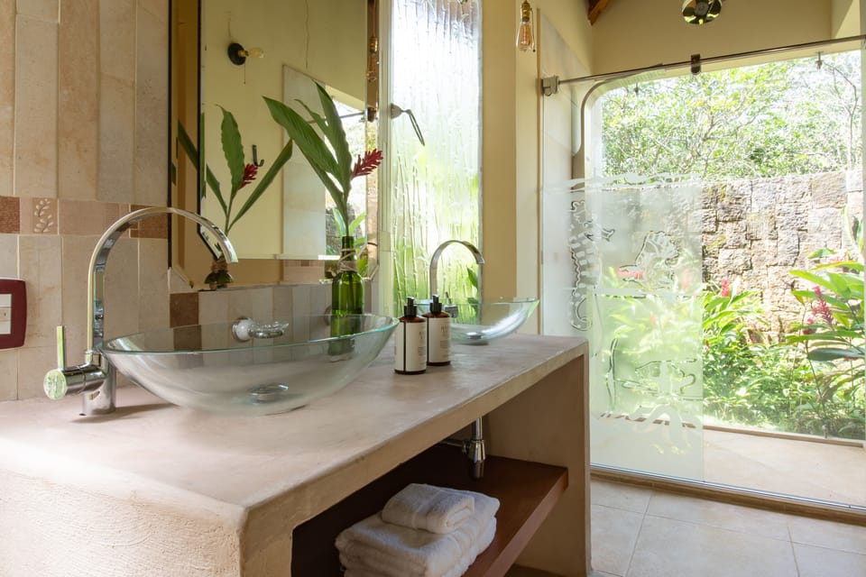 Deluxe Double or Twin Room | Bathroom | Shower, rainfall showerhead, designer toiletries, hair dryer