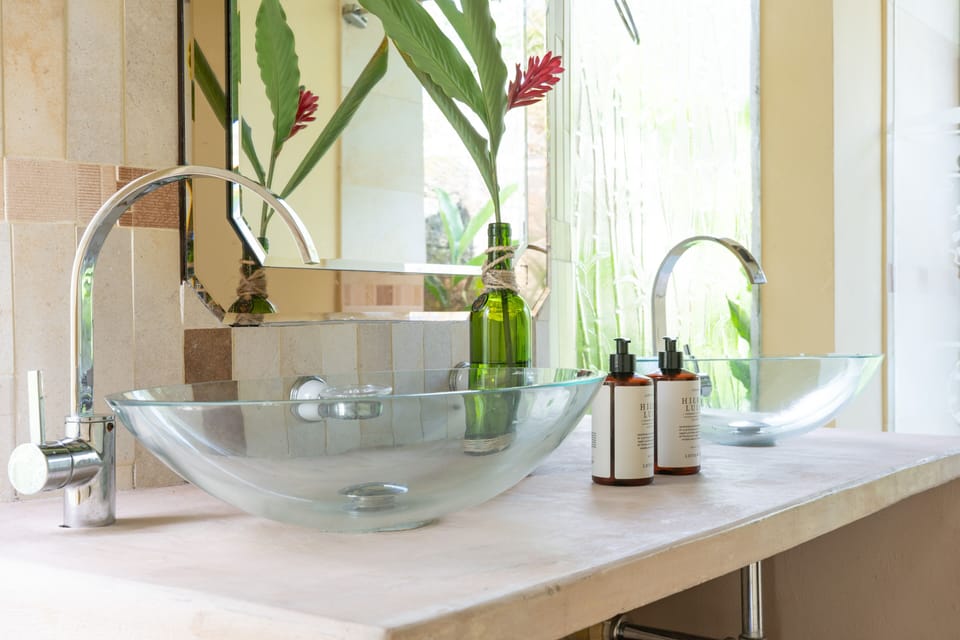 Deluxe Double or Twin Room | Bathroom | Shower, rainfall showerhead, designer toiletries, hair dryer