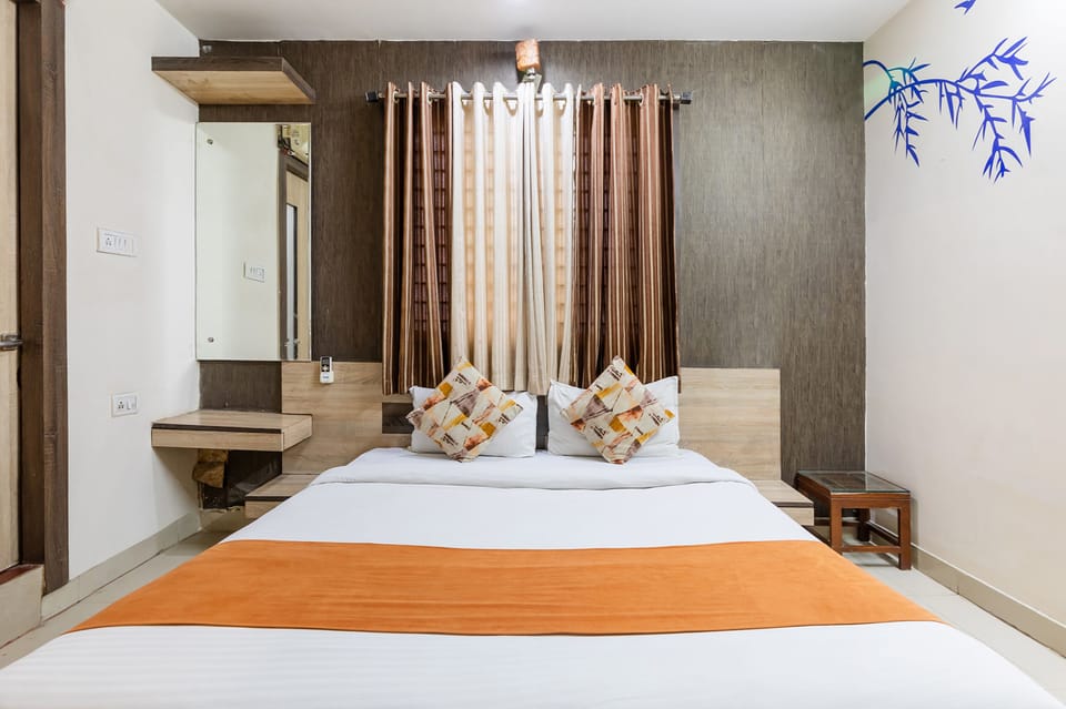 Deluxe Room | Egyptian cotton sheets, premium bedding, in-room safe, WiFi (free)
