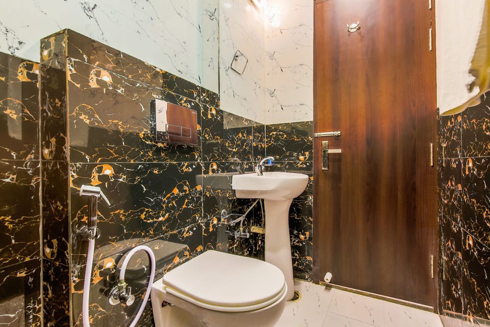 Deluxe Room | Bathroom | Shower, rainfall showerhead, free toiletries, towels
