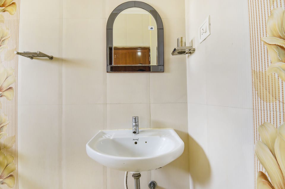 Family Room | Bathroom | Shower, rainfall showerhead, free toiletries, towels