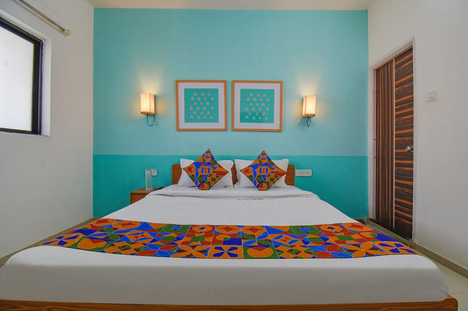 Egyptian cotton sheets, premium bedding, in-room safe, desk