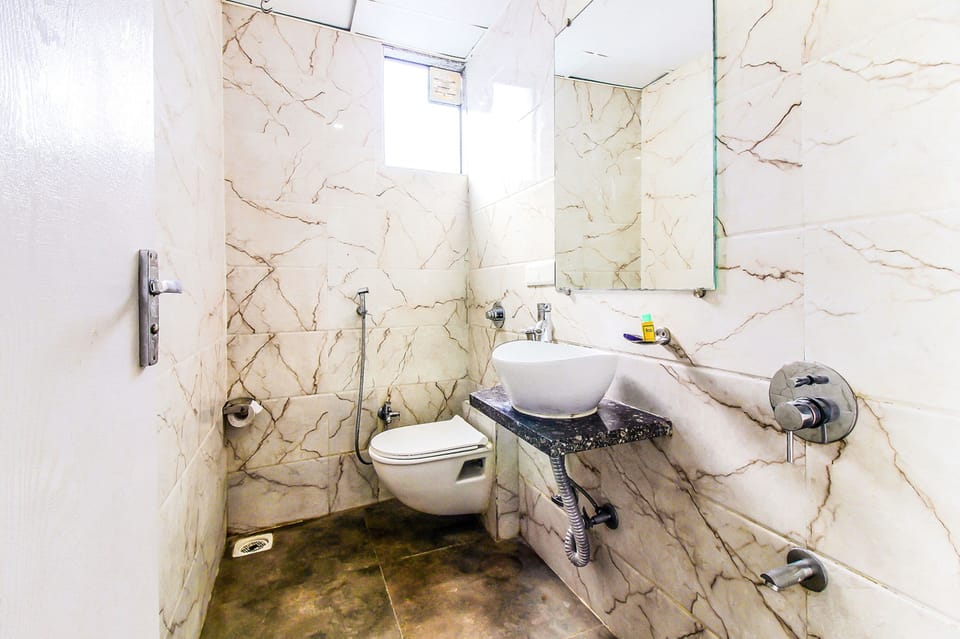 Premium Room | Bathroom | Shower, rainfall showerhead, free toiletries, towels