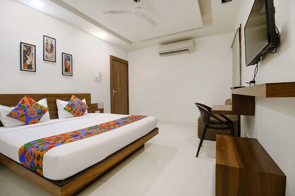 Egyptian cotton sheets, premium bedding, in-room safe, desk