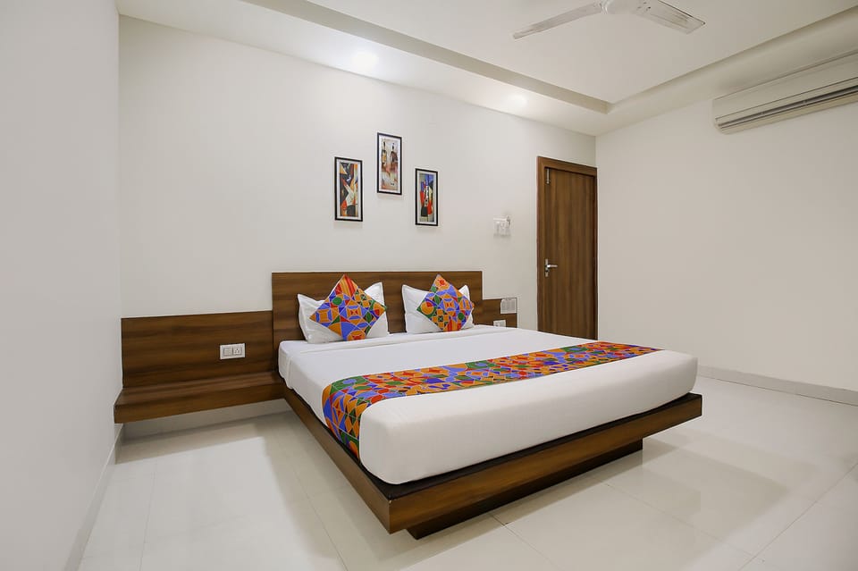 Egyptian cotton sheets, premium bedding, in-room safe, desk