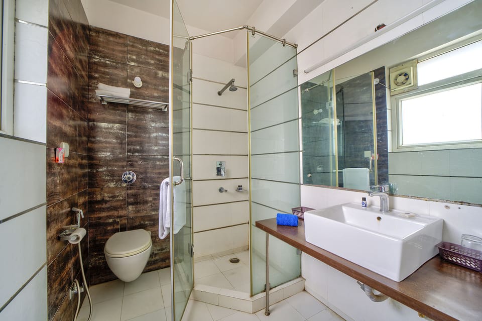 Deluxe Room | Bathroom | Shower, rainfall showerhead, free toiletries, towels