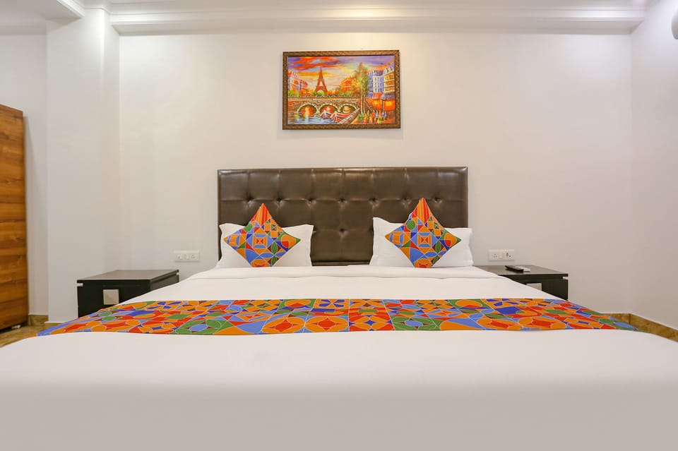Deluxe Room | Egyptian cotton sheets, premium bedding, in-room safe, desk