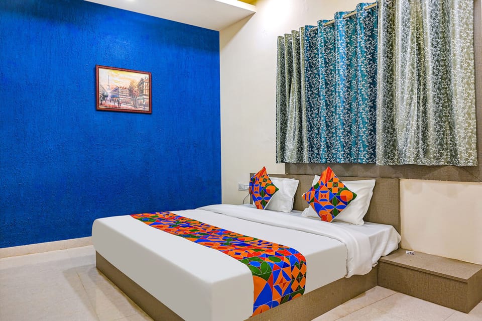 Deluxe Room | Egyptian cotton sheets, premium bedding, in-room safe, desk