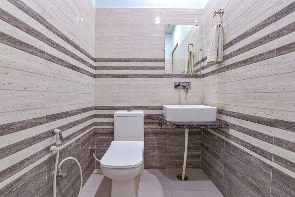 Shower, rainfall showerhead, free toiletries, towels