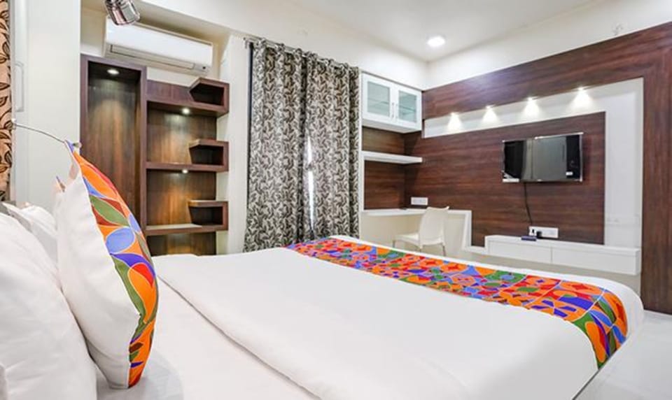 Egyptian cotton sheets, premium bedding, in-room safe, free WiFi