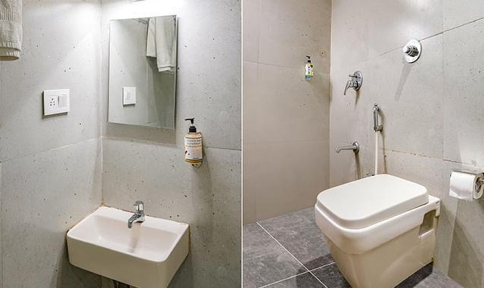 Shower, rainfall showerhead, free toiletries, towels