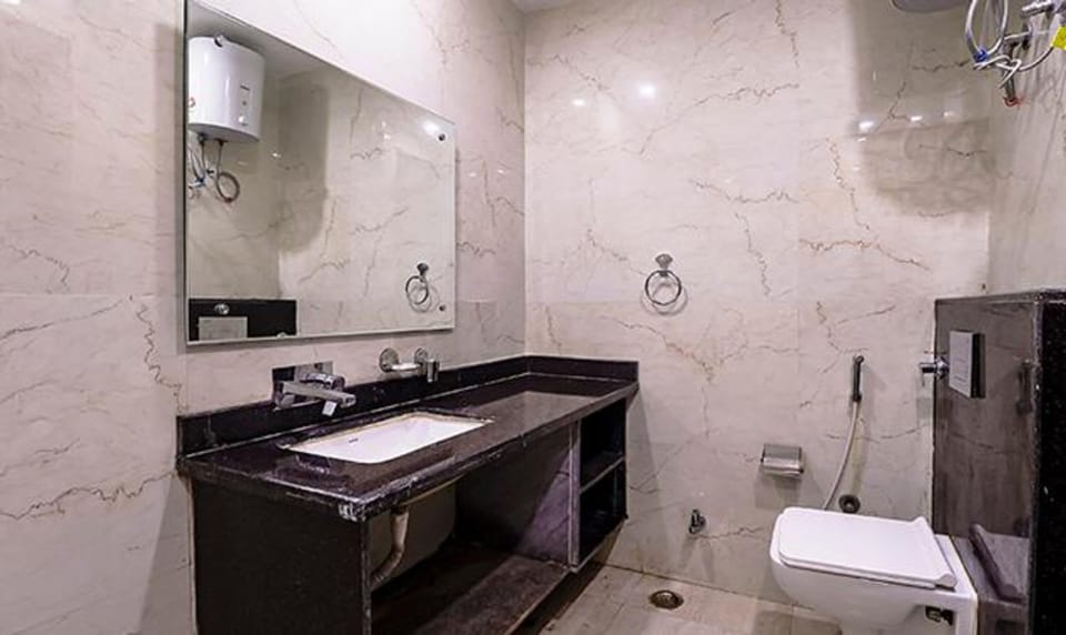 Shower, rainfall showerhead, free toiletries, towels