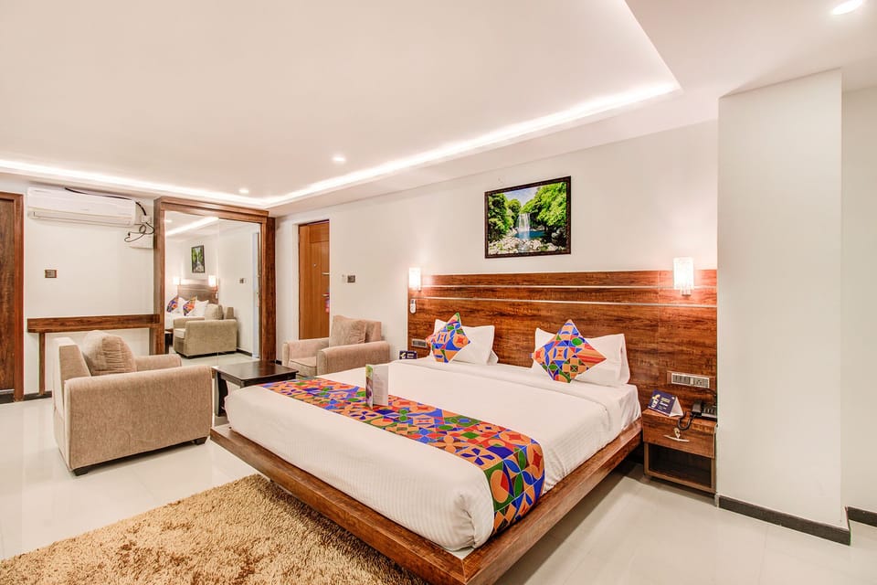 Suite | Egyptian cotton sheets, premium bedding, in-room safe, desk