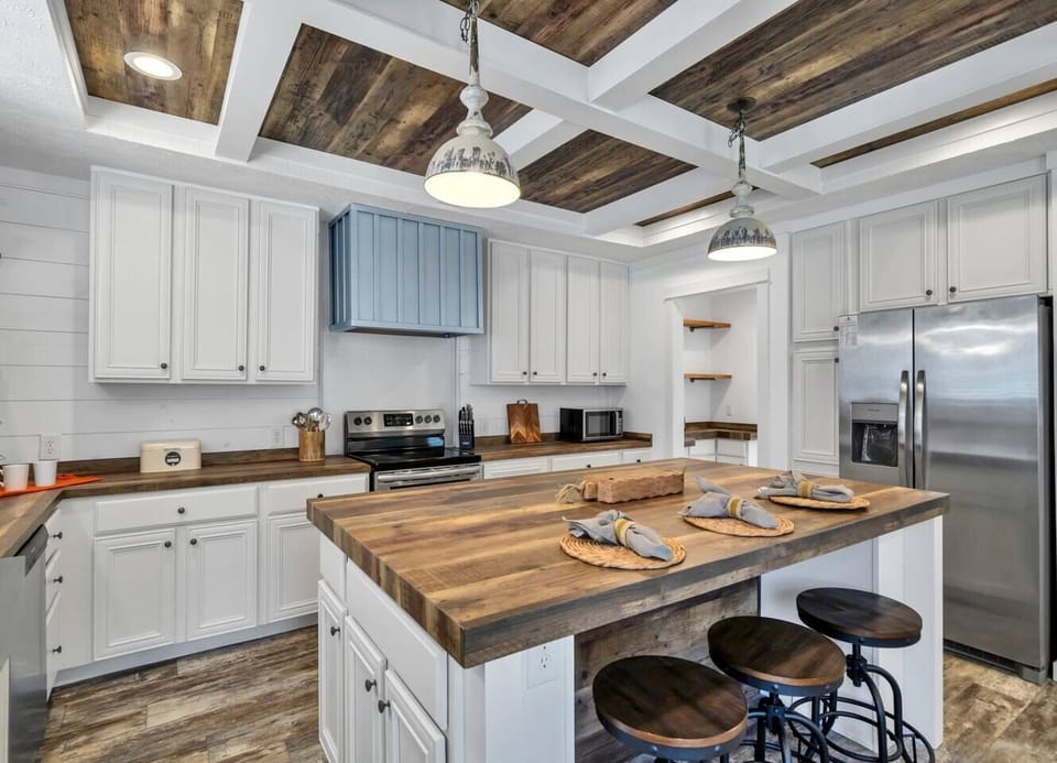 Upscale Gourmet Kitchen - Modern Amenities to Whip Up Delicious Meals after Sun-soaked Destin Adventures!  Perfect for entertaining friends and family30A, Destin, Santa Rosa. Perfect for up to 6 guest