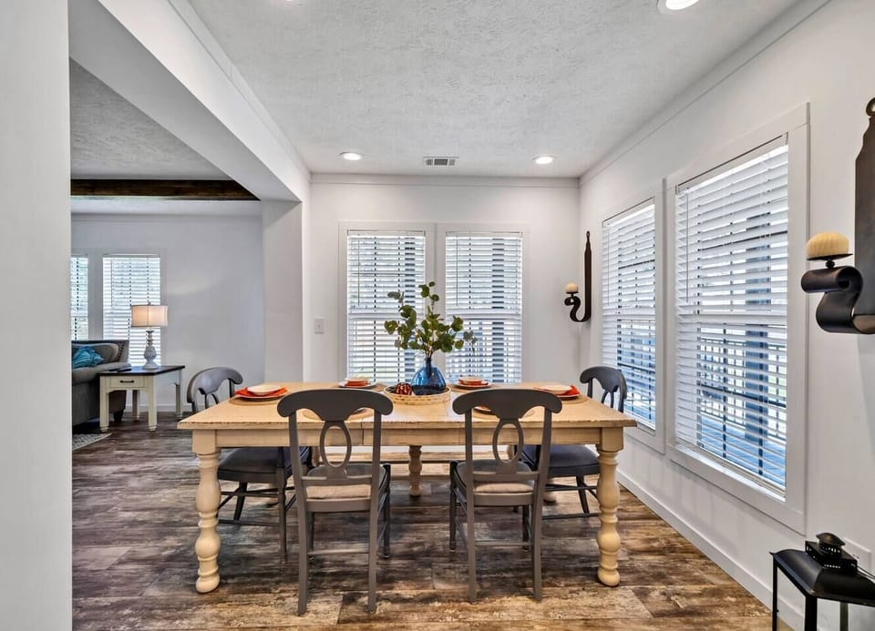 Delight in Santa Rosa at the chic farmhouse-style table, seating 6 for memorable meals after 30A beach days or Destin adventures. Savor coastal charm in our welcoming, family-friendly Airbnb haven at the enchanting Emerald Coast.