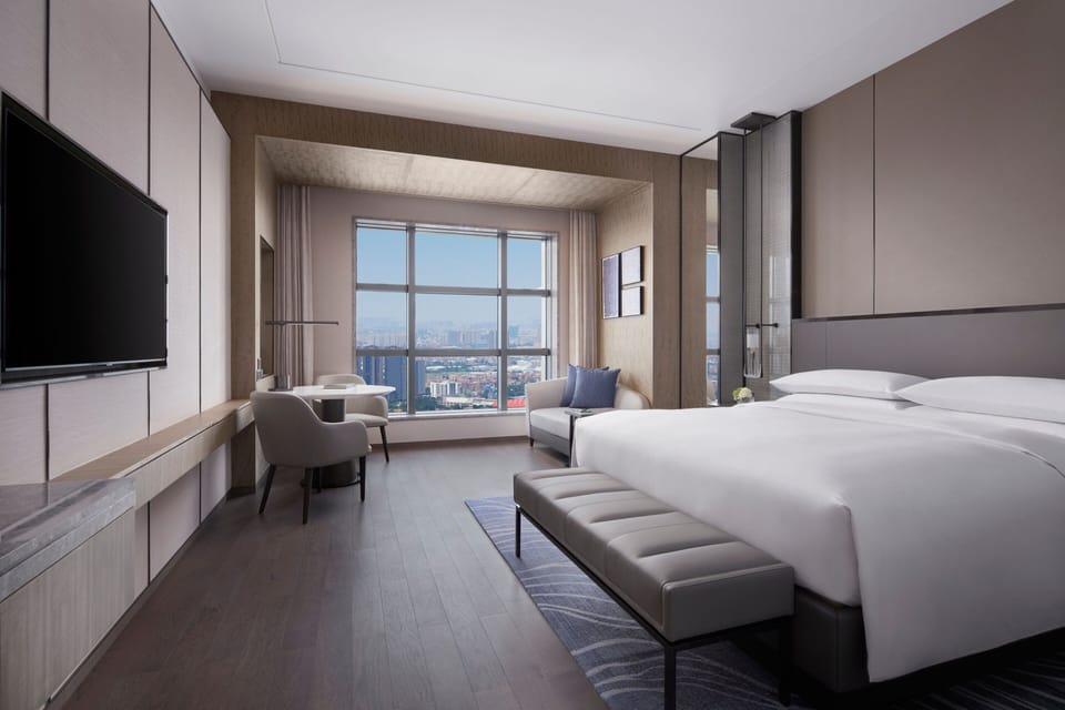 Premier Room, 1 King Bed | Down comforters, minibar, in-room safe, desk