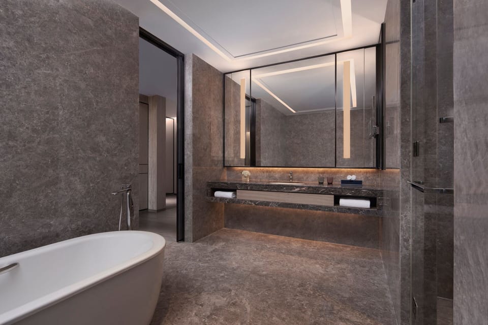 Club Suite, 1 King Bed, Lake View, Corner | Bathroom | Separate tub and shower, rainfall showerhead, free toiletries