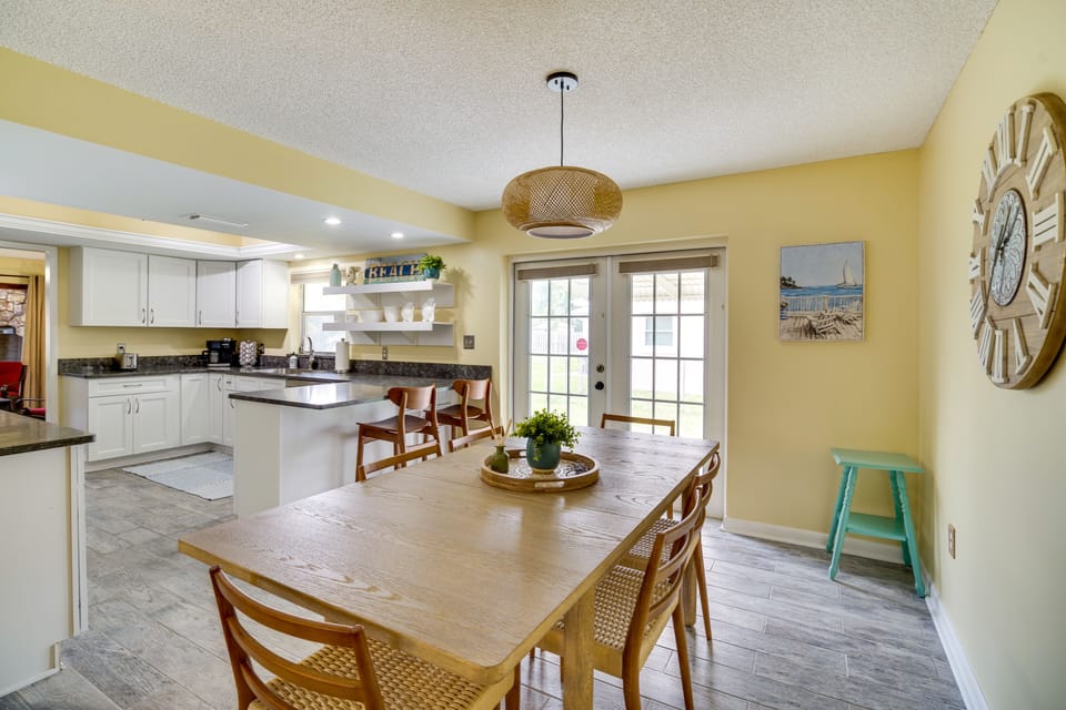 Dining Area | Dishware & Flatware Provided | Breakfast Bar