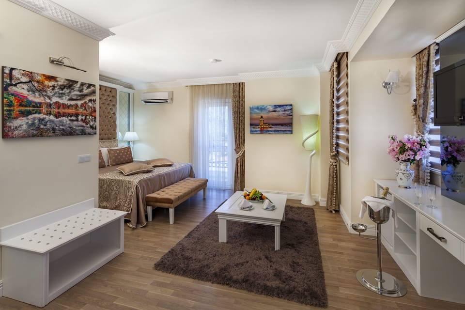Standard Room, 1 Bedroom | Minibar, laptop workspace, bed sheets